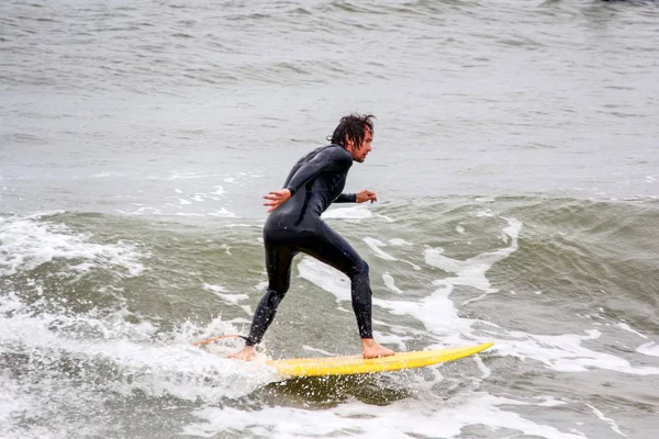 Surfista em latvia baltic sea, pólo norte, liepaja. foto tirada 06.25.2017 — Fotografia de Stock