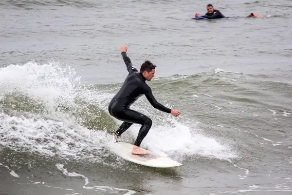Baltık Denizi Letonya, Kuzey Kutbu, Liepaja sörfçü. 06.25.2017 çekilmiş fotoğrafı
