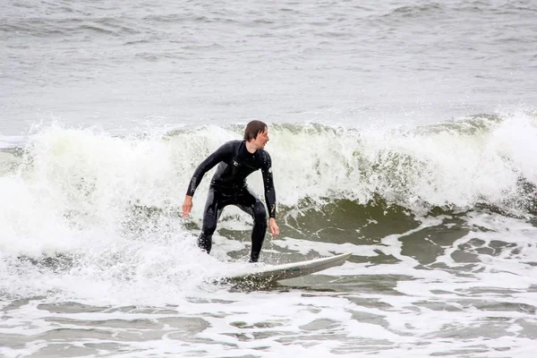 Surfista en latvia de mar báltico, polo norte, liepaja. foto tomada el 06.25.2017 —  Fotos de Stock