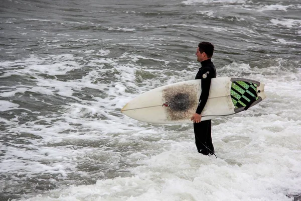 Surfista en latvia de mar báltico, polo norte, liepaja. foto tomada el 06.25.2017 — Foto de Stock