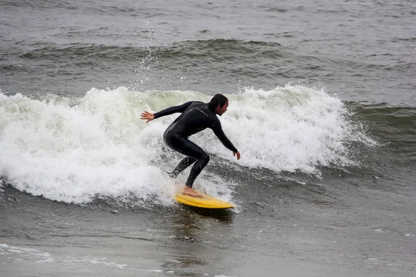 Surfista en latvia de mar báltico, polo norte, liepaja. foto tomada el 06.25.2017 — Foto de Stock