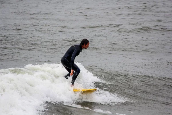 Surfista en latvia de mar báltico, polo norte, liepaja. foto tomada el 06.25.2017 — Foto de Stock