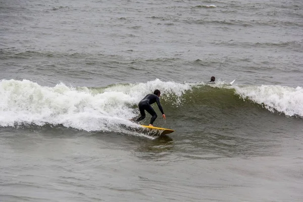 Surfista en latvia de mar báltico, polo norte, liepaja. foto tomada el 06.25.2017 — Foto de Stock