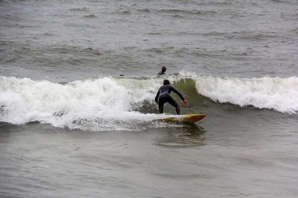 Surfista em latvia baltic sea, pólo norte, liepaja. foto tirada 06.25.2017 — Fotografia de Stock