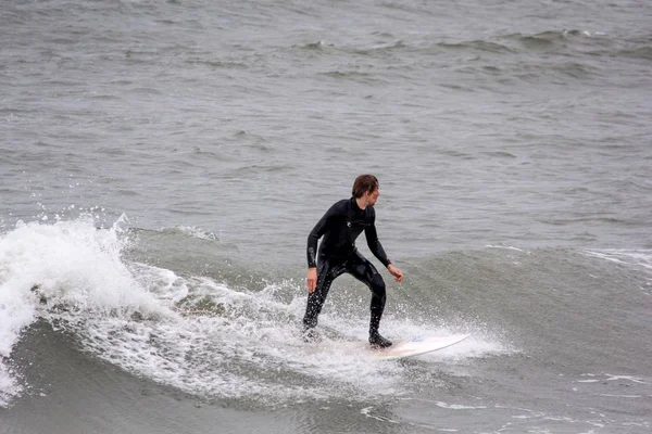 Surfista en latvia de mar báltico, polo norte, liepaja. foto tomada el 06.25.2017 — Foto de Stock