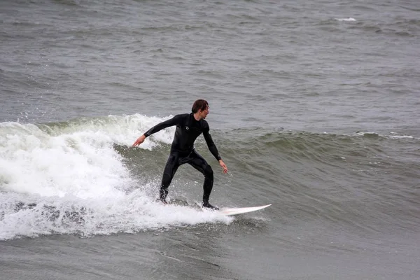 Baltık Denizi Letonya, Kuzey Kutbu, Liepaja sörfçü. 06.25.2017 çekilmiş fotoğrafı