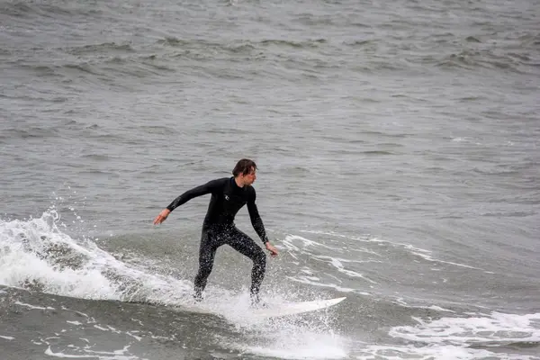 Baltık Denizi Letonya, Kuzey Kutbu, Liepaja sörfçü. 06.25.2017 çekilmiş fotoğrafı