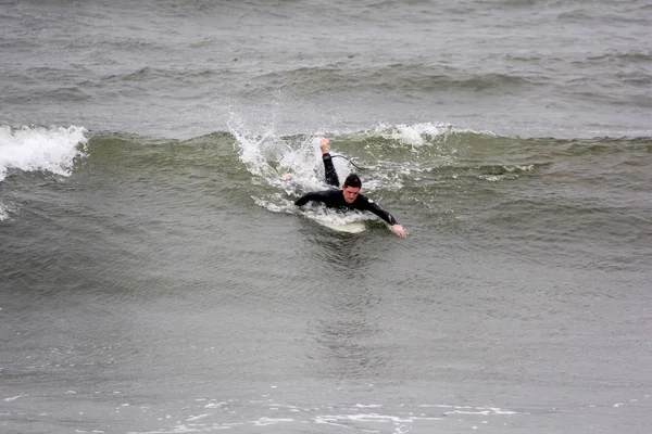 Baltık Denizi Letonya, Kuzey Kutbu, Liepaja sörfçü. 06.25.2017 çekilmiş fotoğrafı