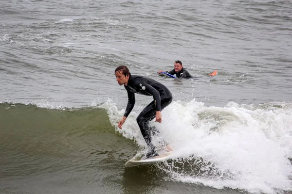 Surfista en latvia de mar báltico, polo norte, liepaja. foto tomada el 06.25.2017 —  Fotos de Stock