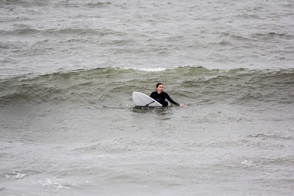 Surfista en latvia de mar báltico, polo norte, liepaja. foto tomada el 06.25.2017 —  Fotos de Stock