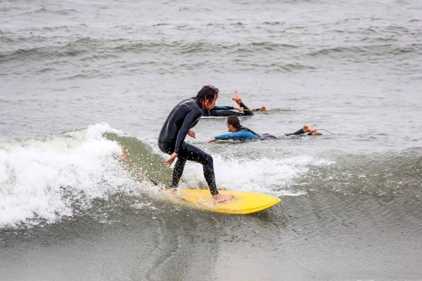 Surfista en latvia de mar báltico, polo norte, liepaja. foto tomada el 06.25.2017 — Foto de Stock