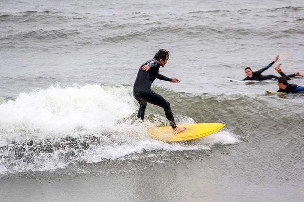 Baltık Denizi Letonya, Kuzey Kutbu, Liepaja sörfçü. 06.25.2017 çekilmiş fotoğrafı