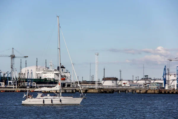 Fartyg som kommer till hamn — Stockfoto