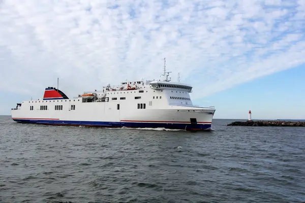 Navio que chega ao porto — Fotografia de Stock