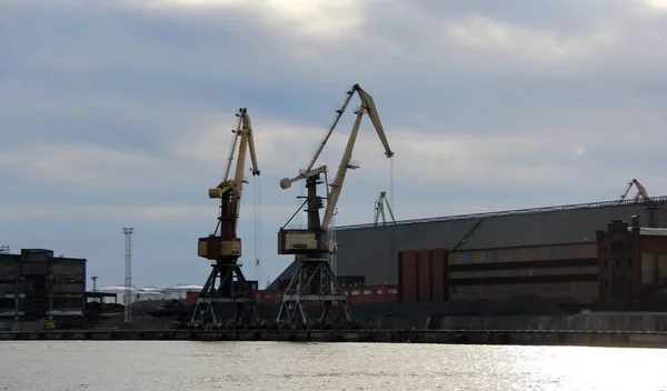 Guindaste em Ventspils porto doca — Fotografia de Stock