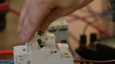 Elektrik swich ve, Sigortalar ve güç butonuna