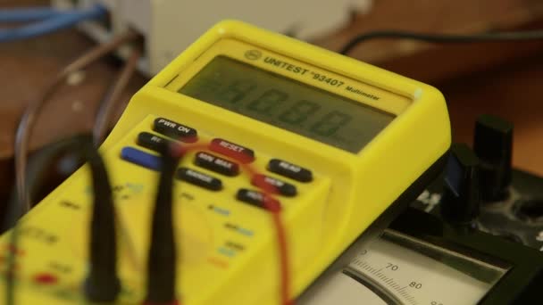 Electrical voltage meter — Stock Video