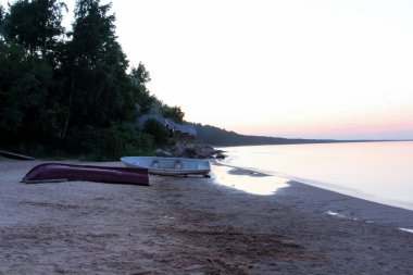 Baltık Denizi taşlar, deniz martı ve Kaltene bir balıkçı teknesi