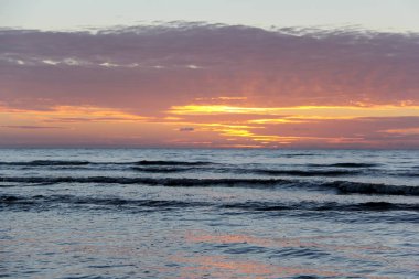 Denizin üzerinde güzel bir gün batımı
