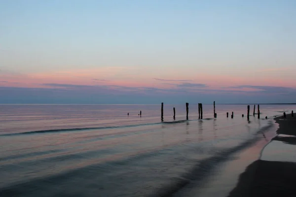 Wschód słońca na molo na Bałtyku — Zdjęcie stockowe