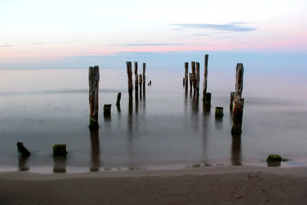 Wschód słońca na molo na Bałtyku — Zdjęcie stockowe