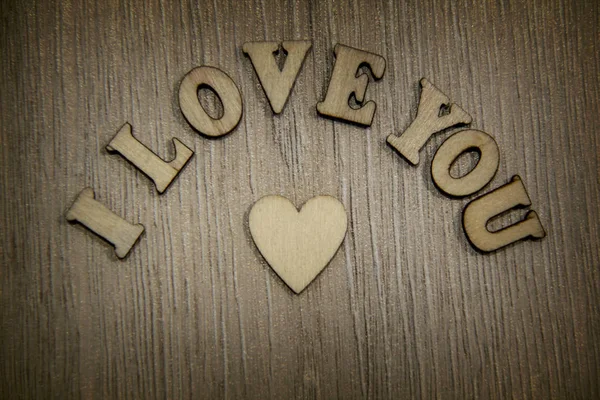 Je t'aime en bois forme coeur et lettres, thème d'amour — Photo