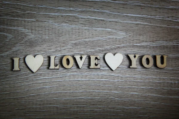Je t'aime en bois forme coeur et lettres, thème d'amour — Photo