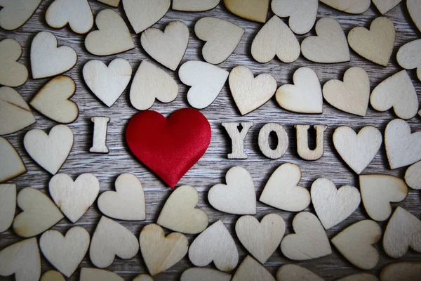 Miluji dřevěné tvaru srdce a dopisy, téma lásky — Stock fotografie