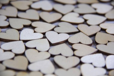 Kalp şekli doğal ağaç. Rustik ahşap masa ahşap küçük kalpler tarafından güzel kalp şekli. Tema kavramı Valentine's arka plan için ahşap yürekleri ve tema seviyorum. ahşap tür seni seviyorum.