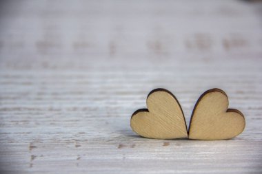 Kalp şekli doğal ağaç. Rustik ahşap masa ahşap küçük kalpler tarafından güzel kalp şekli. Tema kavramı Valentine's arka plan için ahşap yürekleri ve tema seviyorum. ahşap tür seni seviyorum.