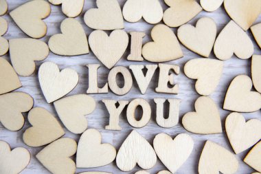 Kalp şekli doğal ağaç. Rustik ahşap masa ahşap küçük kalpler tarafından güzel kalp şekli. Tema kavramı Valentine's arka plan için ahşap yürekleri ve tema seviyorum. ahşap tür seni seviyorum.
