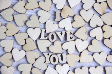 Kalp şekli doğal ağaç. Rustik ahşap masa ahşap küçük kalpler tarafından güzel kalp şekli. Tema kavramı Valentine's arka plan için ahşap yürekleri ve tema seviyorum. ahşap tür seni seviyorum.