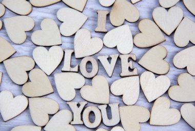 Kalp şekli doğal ağaç. Rustik ahşap masa ahşap küçük kalpler tarafından güzel kalp şekli. Tema kavramı Valentine's arka plan için ahşap yürekleri ve tema seviyorum. ahşap tür seni seviyorum.