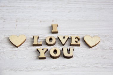 Kalp şekli doğal ağaç. Rustik ahşap masa ahşap küçük kalpler tarafından güzel kalp şekli. Tema kavramı Valentine's arka plan için ahşap yürekleri ve tema seviyorum. ahşap tür seni seviyorum.