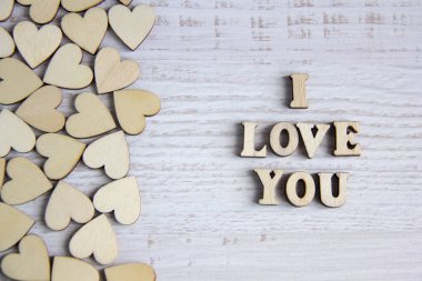 Kalp şekli doğal ağaç. Rustik ahşap masa ahşap küçük kalpler tarafından güzel kalp şekli. Tema kavramı Valentine's arka plan için ahşap yürekleri ve tema seviyorum. ahşap tür seni seviyorum.