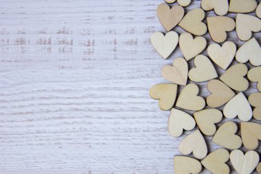 Kalp şekli doğal ağaç. Rustik ahşap masa ahşap küçük kalpler tarafından güzel kalp şekli. Tema kavramı Valentine's arka plan için ahşap yürekleri ve tema seviyorum. ahşap tür seni seviyorum.