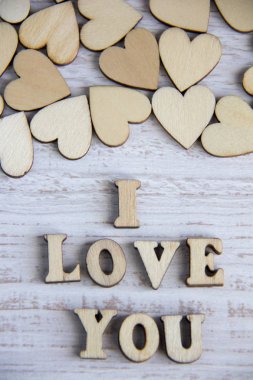 Kalp şekli doğal ağaç. Rustik ahşap masa ahşap küçük kalpler tarafından güzel kalp şekli. Tema kavramı Valentine's arka plan için ahşap yürekleri ve tema seviyorum. ahşap tür seni seviyorum.