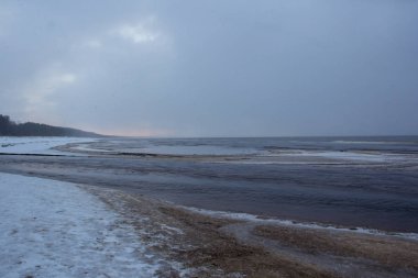 Kış gündoğumu Baltık beach, Letonya, saulkrasti kar