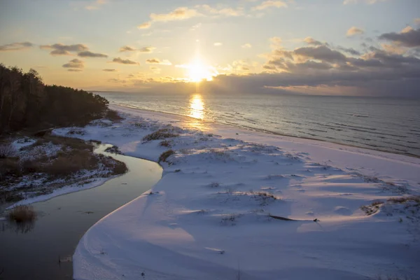 Invierno Amanecer Nieve Báltico Playa Latvia Saulkrasti —  Fotos de Stock