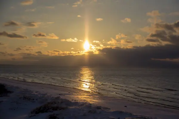 Wschód Słońca Zima Śnieg Plaży Nad Morzem Bałtyckim Łotwa Saulkrasti — Zdjęcie stockowe