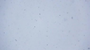 yavaş yavaş kar gevreği beyaz gökyüzü düşüyor