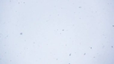 yavaş yavaş kar gevreği beyaz gökyüzü düşüyor