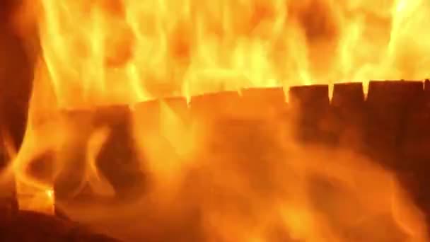 燃烧木柴煤特写在壁炉 火壁炉余烬木家余烬特写 炽热的红色的余烬 — 图库视频影像