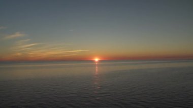 Baltık Denizi 'nin Üzerinde Sakin Cam Su ve Yumuşak Altın Işıkla Huzurlu Sahil Sabah Sahnesinde Dalgasız ve Rüzgarsız Yansıyan