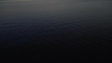 Riga Skyline 'ın, Feribotun Arkasından Görünür Uyandırma Dalgaları, Geçiş Yatları ve Baltık Denizi' nde Açık Sıcak Hava Altında Sahil Panoraması