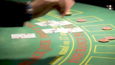 Krupiye Masanın Üzerinde Elleri Görünür Blackjack Kartlarıyla Uğraşıyor, İskambil Kartlarını Gösteriyor, Profesyonel Kumarhane Kurulumu, ve Oyun Salonunda Kağıt Dağıtımının Hassas Hareketi