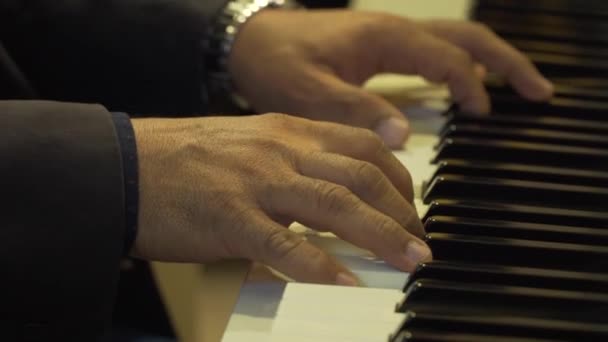 Pianista Grając Biały Fortepian Pianista Ręce Zbliżenie Fortepian — Wideo stockowe