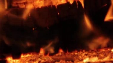 yakacak odun kömür closeup şöminede yanan. Şömine kor ahşap ev köz closeup ateş. Köz sıcak kırmızı renkte parlayan. statik tripod ateş.