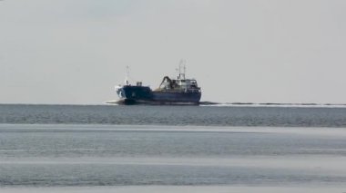 Lojistik ve taşımacılık kargo ile bağlantı noktaları vinç köprü liman ve ulaşım sanayi kış suny günde Letonya Baltık Denizi içinde bir nehir daugava gelen gemi.