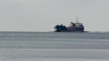 Lojistik ve taşımacılık kargo ile bağlantı noktaları vinç köprü liman ve ulaşım sanayi kış suny günde Letonya Baltık Denizi içinde bir nehir daugava gelen gemi.